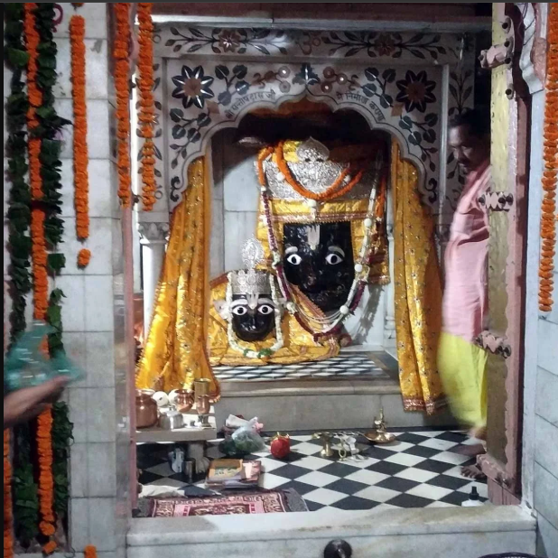 चित्रकूट धाम — मंदाकिनी नदी और मंदिर